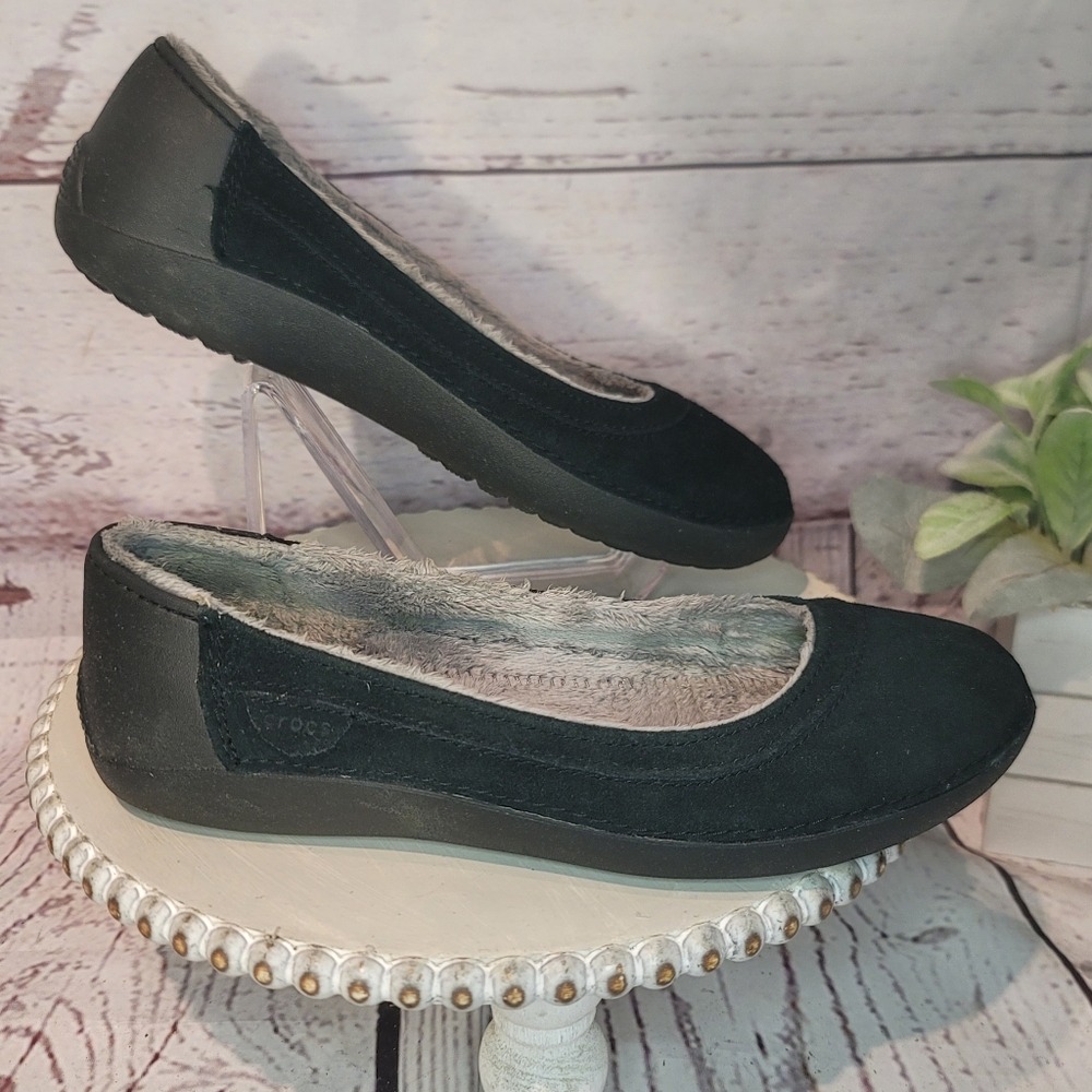 Crocs Mammoth Winter Ballet Flats in black suede. - Picture 3 of 11